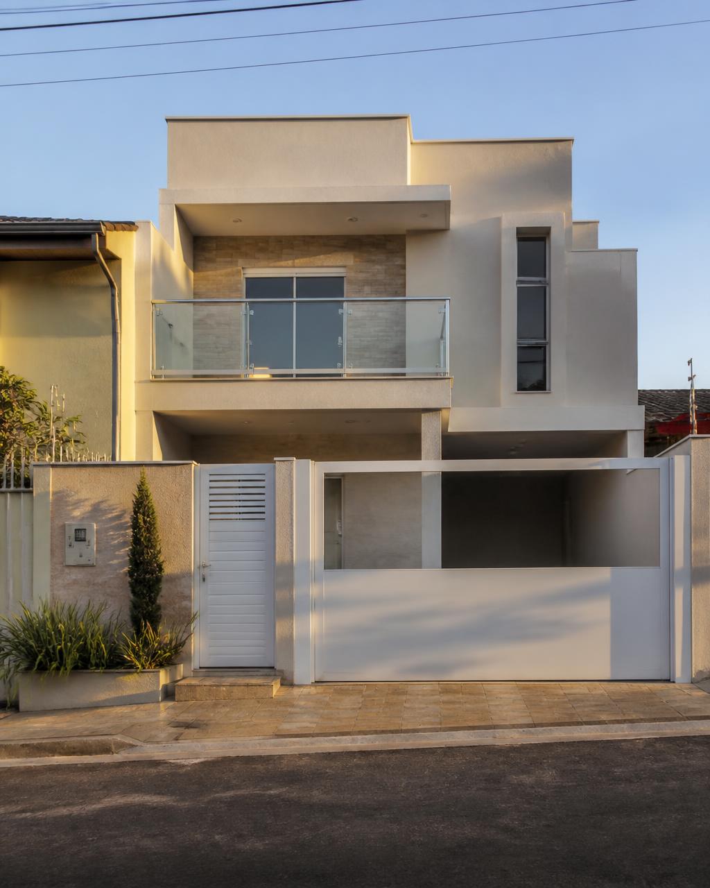 Fachada de um sobrado residencial brasileiro no fim da tarde